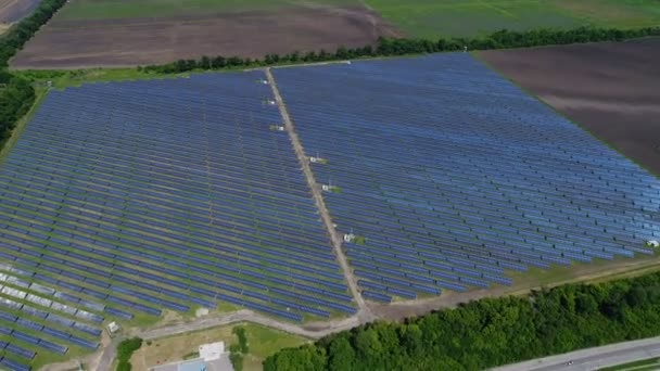 Vlucht over een zonne-energie station. Lucht onderzoek — Stockvideo