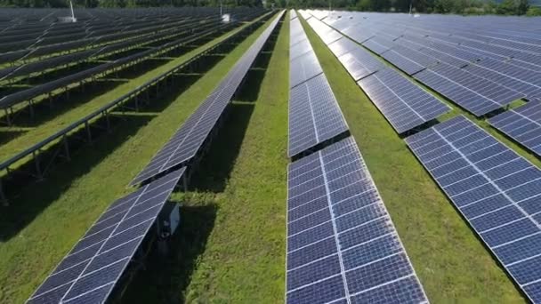 Vuelo sobre una central solar. Encuesta aérea — Vídeo de stock