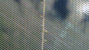 Bir güneş enerjisi santralinin üzerinden uçmak. Hava araştırması