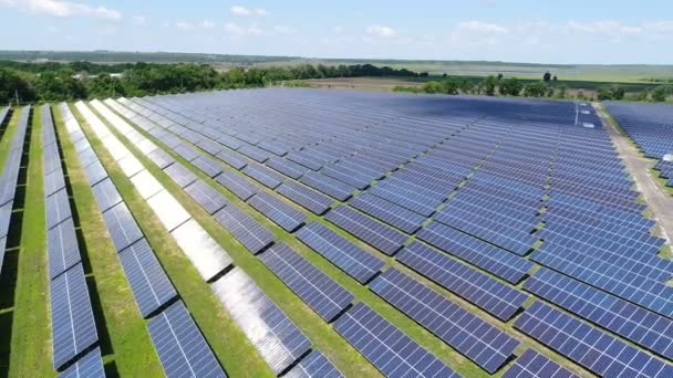 Vuelo sobre una central solar. Encuesta aérea — Vídeo de stock