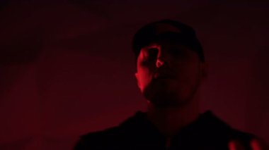 Rapçi müzikle dans ediyor. Siluet