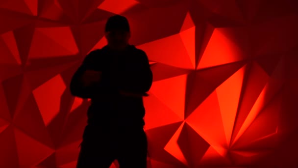 Rapper dansen op de muziek. Silhouet — Stockvideo