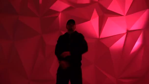 Rapper che balla sulla musica. Silhouette — Video Stock