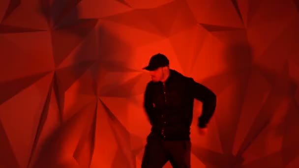 Rapper dansen op de muziek. Silhouet — Stockvideo