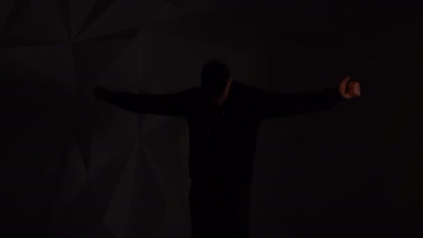 Rapper dansen op de muziek. Silhouet — Stockvideo