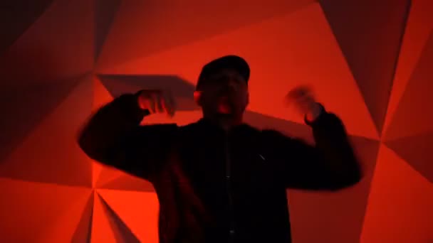 Rapper tanzen zur Musik. Silhouette — Stockvideo