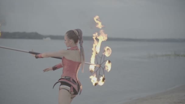 Chica con espectáculo de fuego de antorcha. cámara lenta S-Log3 — Vídeos de Stock