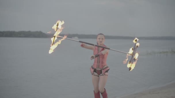 Chica con espectáculo de fuego de antorcha. cámara lenta S-Log3 — Vídeo de stock