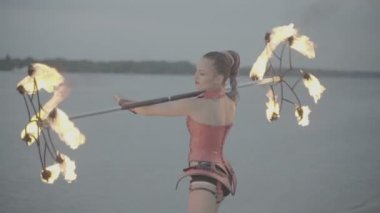 Meşale ateşi gösterisi olan kız. yavaş çekim S-Log3