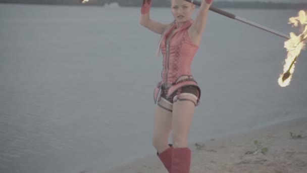 女孩与火炬火表演。慢动作 S-Log3 — 图库视频影像