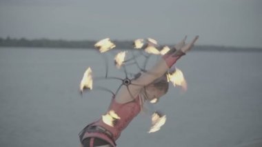 Meşale ateşi gösterisi olan kız. yavaş çekim S-Log3