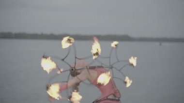 Meşale ateşi gösterisi olan kız. yavaş çekim S-Log3