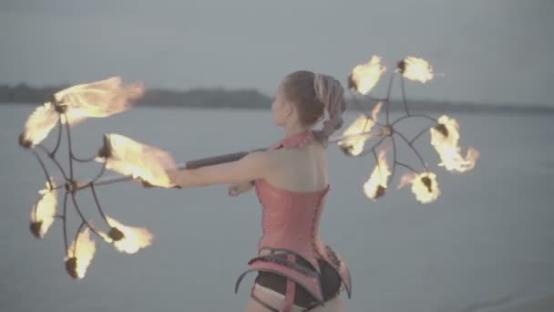 Κορίτσι με φωτιά. αργή κίνηση S-Log3 — Αρχείο Βίντεο