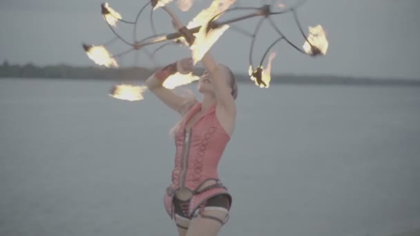 Chica con espectáculo de fuego de antorcha. cámara lenta S-Log3 — Vídeo de stock