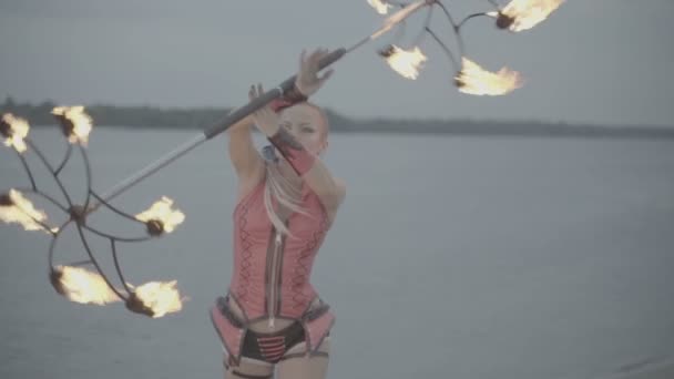Дівчина з факелом. повільний рух S-Log3 — стокове відео