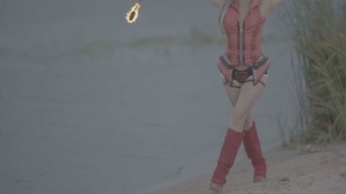 Meşale ateşi gösterisi olan kız. yavaş çekim S-Log3