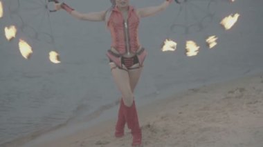 Meşale ateşi gösterisi olan kız. yavaş çekim S-Log3