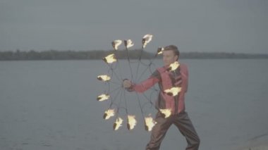 Meşale ateşi gösterisi olan adam. yavaş çekim S-Log3