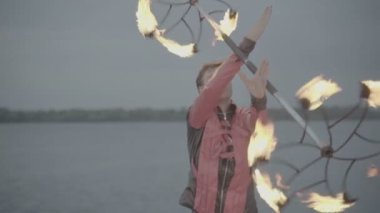 Meşale ateşi gösterisi olan adam. yavaş çekim S-Log3