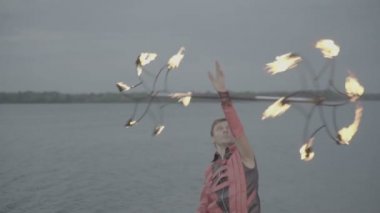 Meşale ateşi gösterisi olan adam. yavaş çekim S-Log3