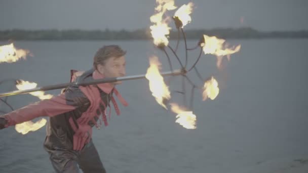 Muž s hořák na oheň. pomalý pohyb S-Log3 — Stock video
