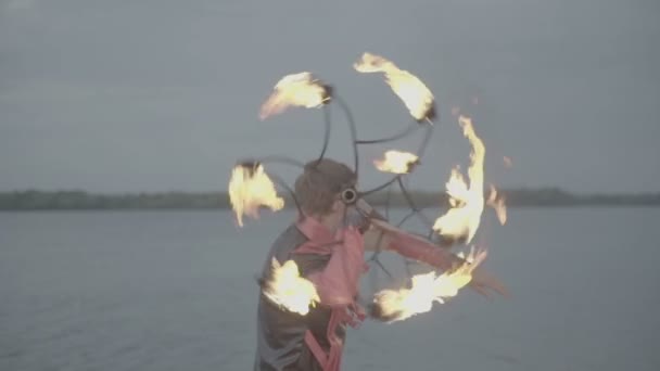 Un homme avec un feu de torche. ralenti S-Log3 — Video