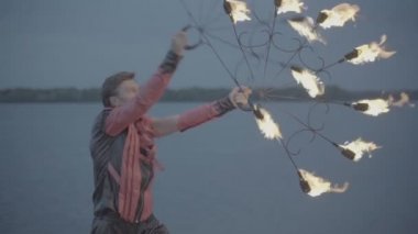 Meşale ateşi gösterisi olan adam. yavaş çekim S-Log3