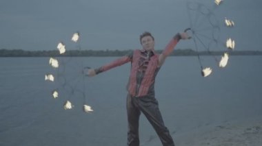 Meşale ateşi gösterisi olan adam. yavaş çekim S-Log3