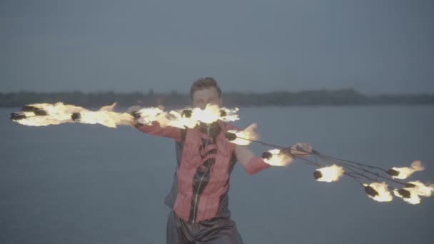 トーチの火のショーを持つ男。スローモーションS-Log3 — ストック動画