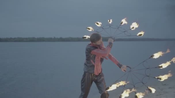 Un homme avec un feu de torche. ralenti S-Log3 — Video