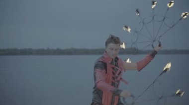 Meşale ateşi gösterisi olan adam. yavaş çekim S-Log3