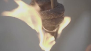 Gaz yağı yla meşaleyi ateşe vermek. yavaş çekim S-Log3
