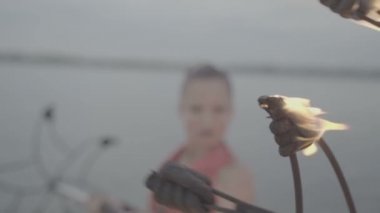 Gaz yağı yla meşaleyi ateşe vermek. yavaş çekim S-Log3