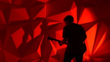 Müzisyen gitar çalar.