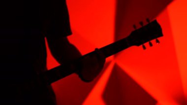 Müzisyen gitar çalar.