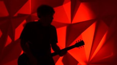 Müzisyen gitar çalar.