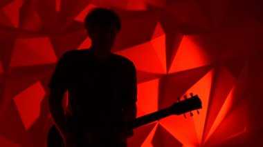 Müzisyen gitar çalar.