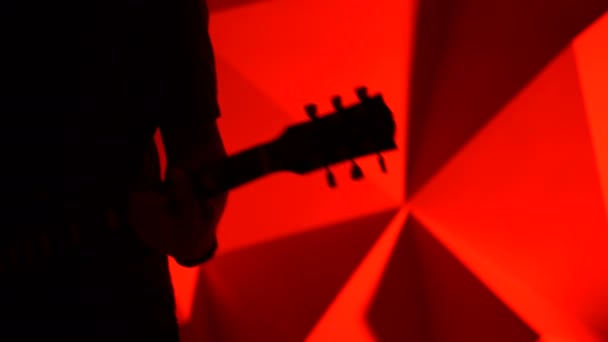 Der Musiker spielt Gitarre — Stockvideo