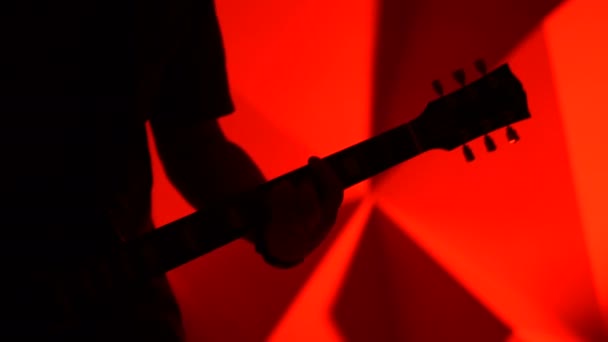 Der Musiker spielt Gitarre — Stockvideo