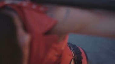 Meşale ateşi gösterisi olan kız. yavaş çekim