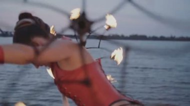 Meşale ateşi gösterisi olan kız. yavaş çekim