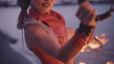 Meşale ateşi gösterisi olan kız. yavaş çekim