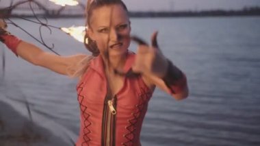 Meşale ateşi gösterisi olan kız. yavaş çekim