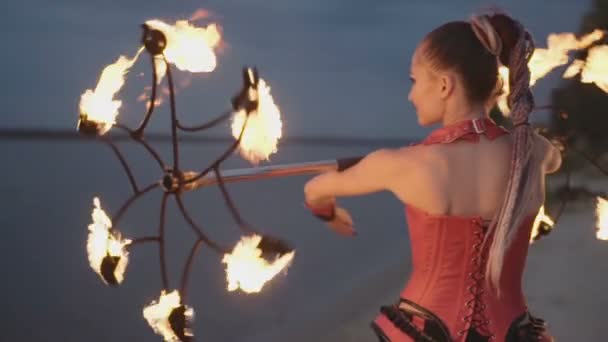 Дівчина з факелом. повільний рух — стокове відео