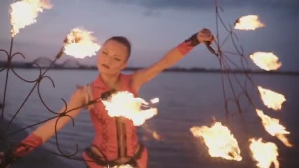 Chica con espectáculo de fuego de antorcha. cámara lenta — Vídeos de Stock