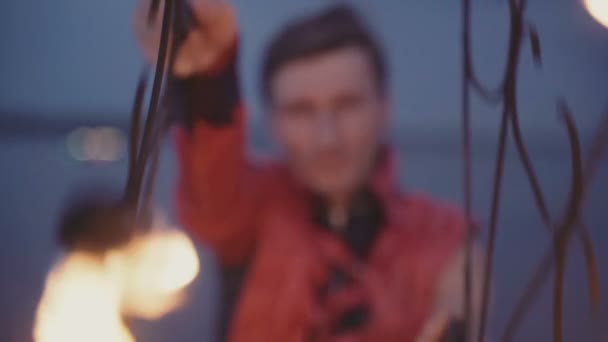 Un homme avec un feu de torche. au ralenti 