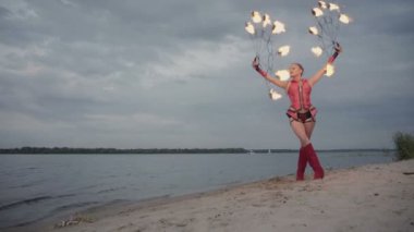 Nehir kıyısında ateş ile Kız