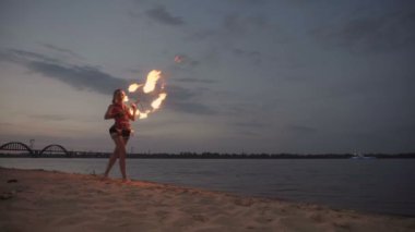 Nehir kıyısında ateş ile Kız