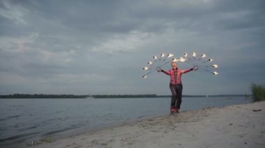 Nehirde ateş olan bir adam.