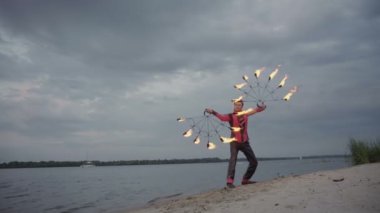 Nehirde ateş olan bir adam.